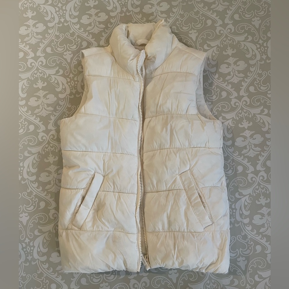 🎈SOLD Old Navy white puffer vest kids (girl)